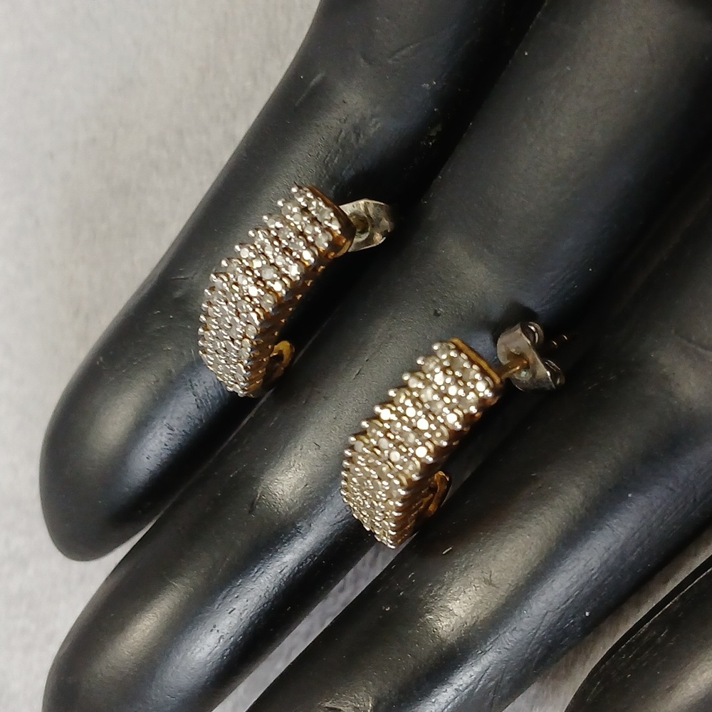 Elegant Gold and Diamond Women's Earrings - Picture 5 of 12